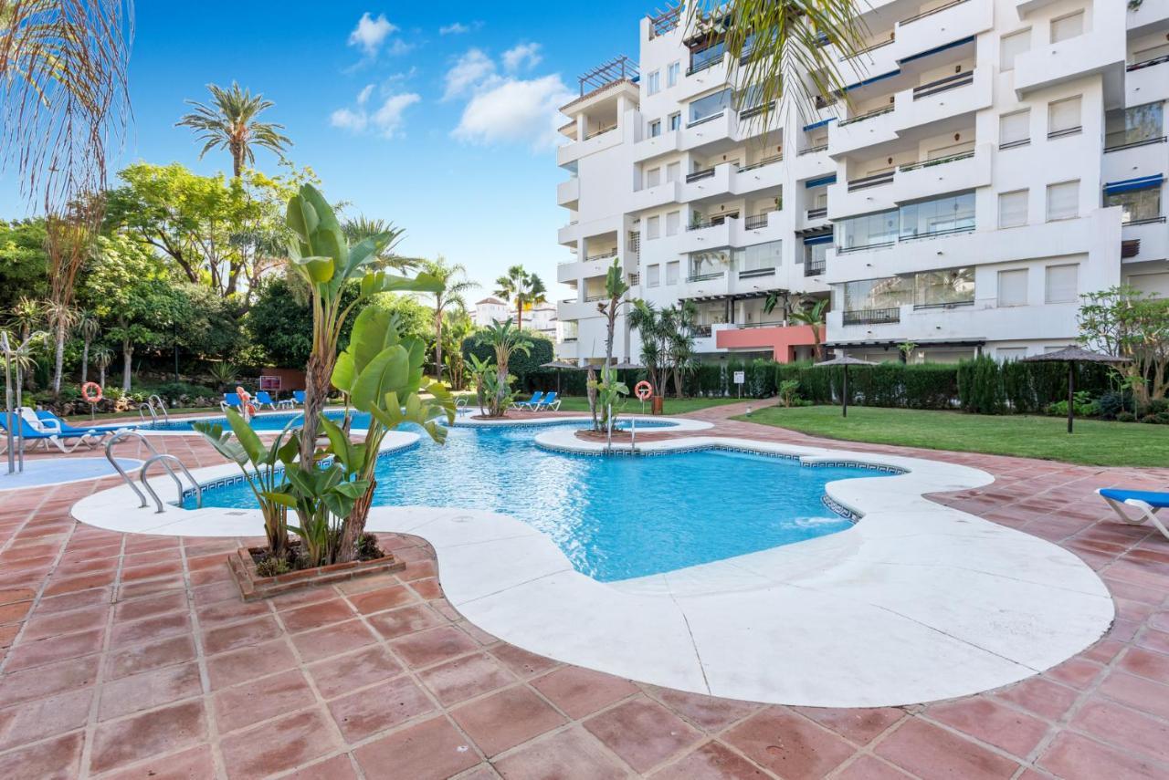 Modern Apartment - 2 Bedrooms, Beachside - Puerto Banus Marbella Exterior photo